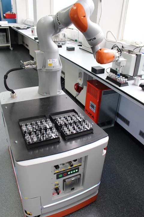 robot lab chuẩn bị mẫu lỏng